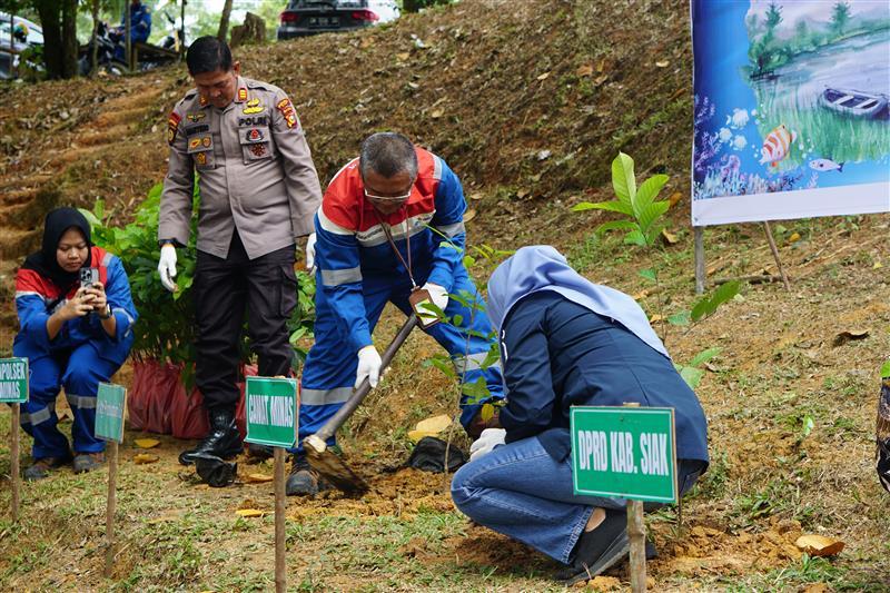 Kolaborasi Jaga Bumi, PHR Tebar Benih Ikan dan Tanam Pohon di Telago Batin Bungsu